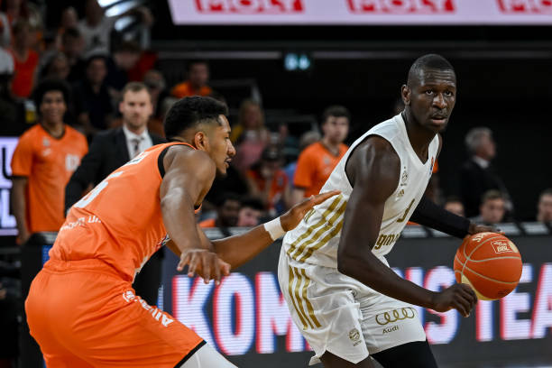 亚当斯是一 亚当斯是一